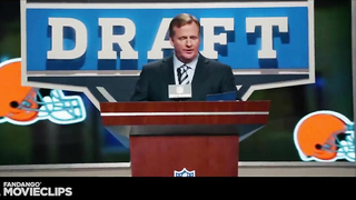 Draft Day est un film dramatique sportif de 2014 réalisé par Ivan Reitman et mettant en vedette Kevin Costner. Le film suit le directeur général des Cleveland Browns alors qu'il navigue entre les défis de la draft de la NFL. Costner joue le rôle de So