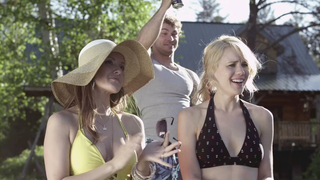 Gwiazdy nago »: Kristen Hager seksowna, Crystal Lowe seksowna - A Little Bit Zombie (2012)