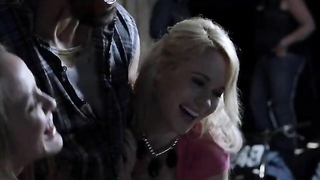 Gwiazdy nago »: Kristen Hager seksowna, Crystal Lowe seksowna - A Little Bit Zombie (2012)