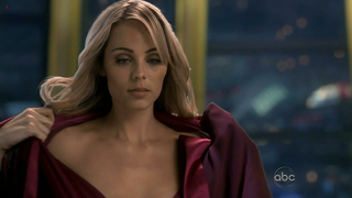 Célébrités nues » Laura Vandervoort sexy - V s02e10 (2010)