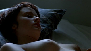 Celebridades desnudas » Pauline Etienne desnuda, Claire Bodson desnuda - Eleve libre (2008)