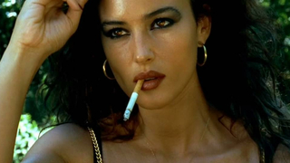 Nagie gwiazdy » Monica Bellucci seksowna - Dobermann (1997)