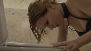 Célébrités nues » Bridget Fonda sexy, Laurence Ashley sexy - Le baiser du dragon (2001)