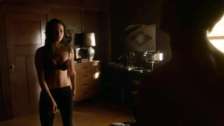 Célébrités nues » Phoebe Tonkin sexy - The Secret Circle s01e14 (2011)