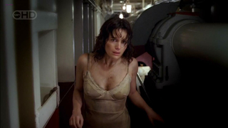 Célébrités nues » Carla Gugino sexy - Threshold s01e01 (2005)