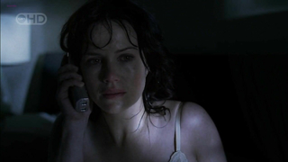 Célébrités nues » Carla Gugino sexy - Threshold s01e01 (2005)