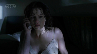 Célébrités nues » Carla Gugino sexy - Threshold s01e01 (2005)