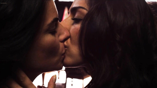 Nagie gwiazdy » Traci Dinwiddie nago, Necar Zadegan nago - Elena Undone (2010)