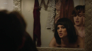 Frankie Shaw nue - scène de sexe de SMILF s01e08 (2017)