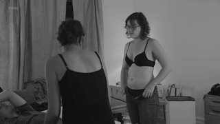 Eleonora Pienta desnuda, Joanna Arnow desnuda - escena de sexo de Bad At Dancing (2015)