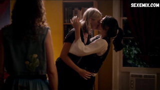 Rachel Paulson, Julia Eringer, Kari Alison Hodge lesbian, scene in Good Kisser (2019)