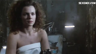 Dina Meyer sexy, scène dans Johnny Mnemonic (Japanese Cut) (1995)