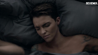 Ruby Rose, Brianne Howe sexy, scène dans Batwoman s01e04 (2019)