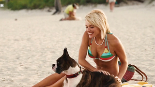 Jennifer Aniston bikini, scene in Marley And Me (2008)