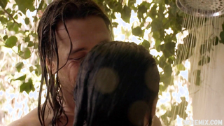 Christina Ochoa sous la douche, scène dans Animal Kingdom s03e02 (2018)