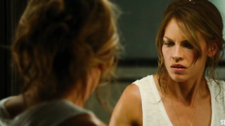 Seins d'Hilary Swank, scène dans The Resident (2011)