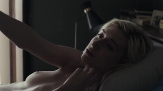 Elizabeth Debicki Dekolleté, Szene in The Burnt Orange Heresy (2019)