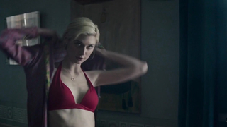 Elizabeth Debicki Dekolleté, Szene in The Burnt Orange Heresy (2019)