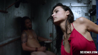 Christina Ochoa montre ses fesses et fait l'amour, scène dans Animal Kingdom s01e06 (2016)