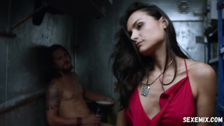 Christina Ochoa montre ses fesses et fait l'amour, scène dans Animal Kingdom s01e06 (2016)