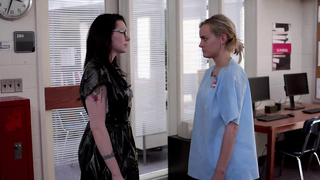 Taylor Schilling, Laura Prepon sexy, scene in Orange Is the New Black s03e02-06 (2015)