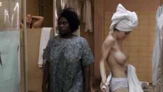 Taylor Schilling, Laura Prepon lesbian, scene in Orange Is The New Black s01e01 (2013)