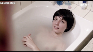 Marie Rose Tietjen fa il bagno, scena in Die Erfindung der Liebe (2013)