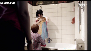 Marie Rose Tietjen fa il bagno, scena in Die Erfindung der Liebe (2013)