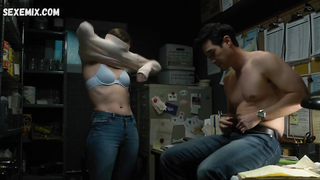 Escena de ropa interior de Annie Murphy en Kevin Can Fuck Himself s01e05 (2021)