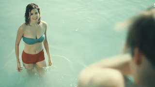 Piroska Moga bagnata in bikini, scena in Zarido (2016)