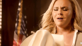 Escena de escote de Bree Olson en The Human Centipede III (Final Sequence) (2015)