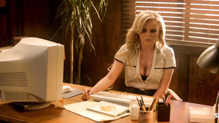 Escena de escote de Bree Olson en The Human Centipede III (Final Sequence) (2015)