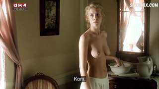 Johanna Sallstrom breasts scene in Magnetisoren's femte vinter (1999)