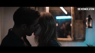 Camille Rowe fa sesso con l'insegnante, scena in No Limit (2022)