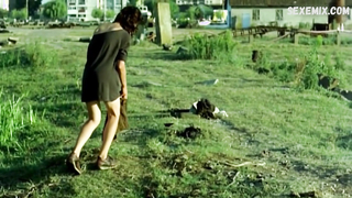 Orsolya Toth demonstra seios nus, arbusto, bunda, cena em Delta (2007)