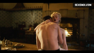 Scena del seno di Elle Fanning in The Great