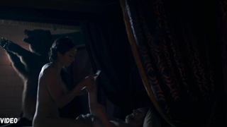 Amrita Acharya, Ludivine Sagnier posando desnuda durante el sexo. Serpent Queen s01e02 (2022)