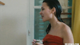 Cena de roupas íntimas de Virginie Ledoyen no final de agosto, início de setembro (Fin aout, estreia em setembro) (1998)