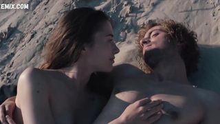 Sonia Mietielica has sex on the beach, scene in Pod wiatr (2022)