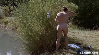 Iliana Lolic demonstrating bare butt, scene in Les naufrages de la D17 (2002)