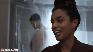 Freema Agyeman posiert nackt unter der Dusche, Szene in (TV-Serie) New Amsterdam s04e13 (2022)