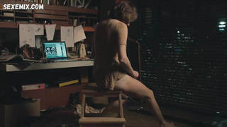 Viv Albertine mostra il seno nudo, il cespuglio, la scena in Exhibition (2013)