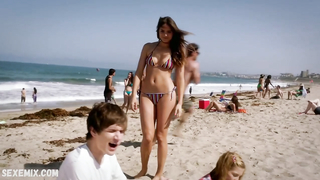 Shelley Hennig ha un bell'aspetto in bikini luminosi, scena in Zach Stone Is Gonna Be Famous s01 (2013)