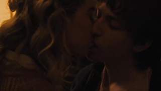 Vanessa Kirby scène sexy dans Études italiennes (2021)