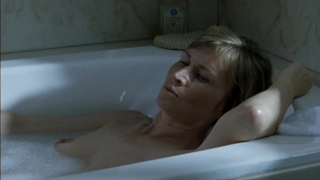 Christine Brucher escena desnuda en la ville est tranquille (2000)