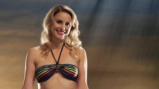 Rebecca Trelease sembra piuttosto sexy in quel bikini. - The Almighty Johnsons s03e09 (2013)