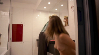 Asher Keddie sexy, Emma Griffin sembra davvero sexy nella scena di sesso in Offspring s02e03 (2011)