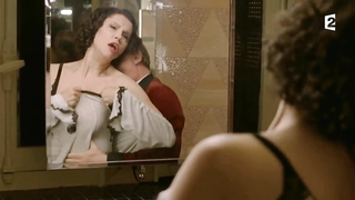 Alessandra Martines Nos enseña las tetas en - Le Romancier Martin (2012)