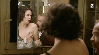 Alessandra Martines Nos enseña las tetas en - Le Romancier Martin (2012)