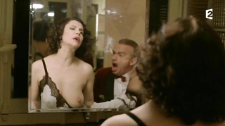 Alessandra Martines Nos enseña las tetas en - Le Romancier Martin (2012)